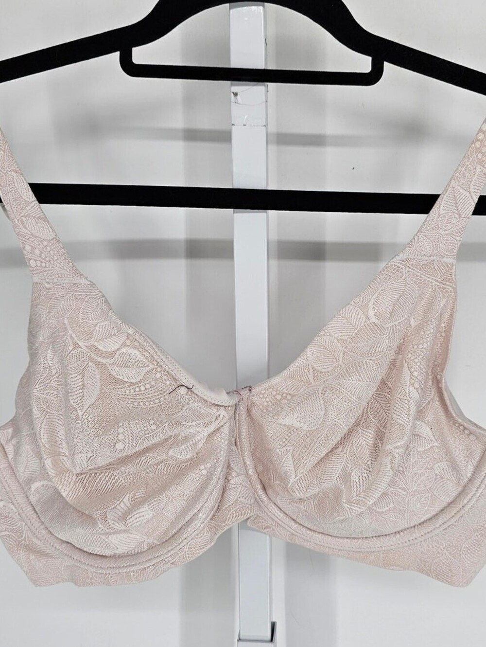 Bali Womens Sz 38C Lightly Lined T Shirt Bra Ivory Cream Lace Print